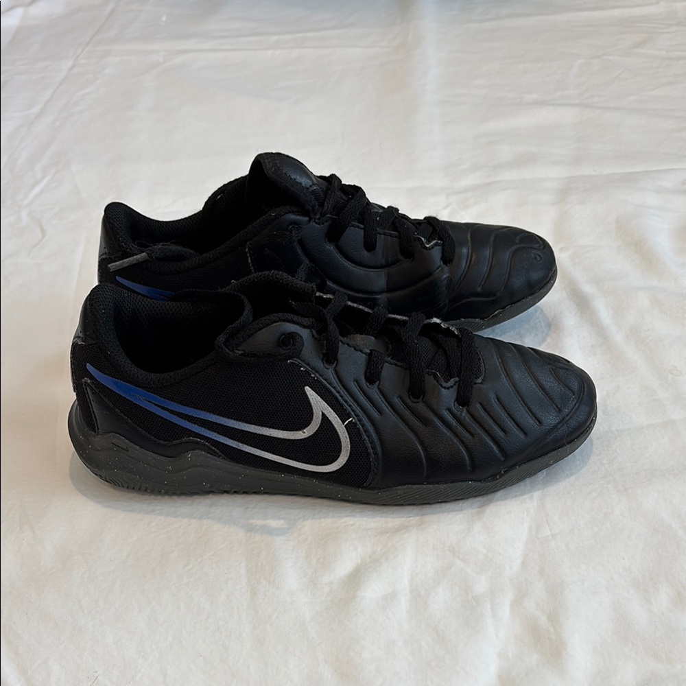 Nike Jr. Tiempo Legend 10 Club Indoor/Court Soccer Shoes
